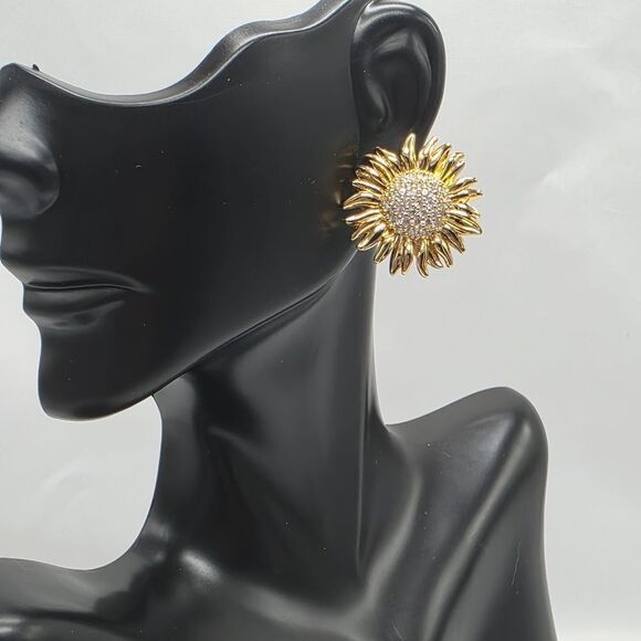 🔥⏭️NIB Sunflower 14k Gold Plated Stud Earrings - Picture 9 of 15